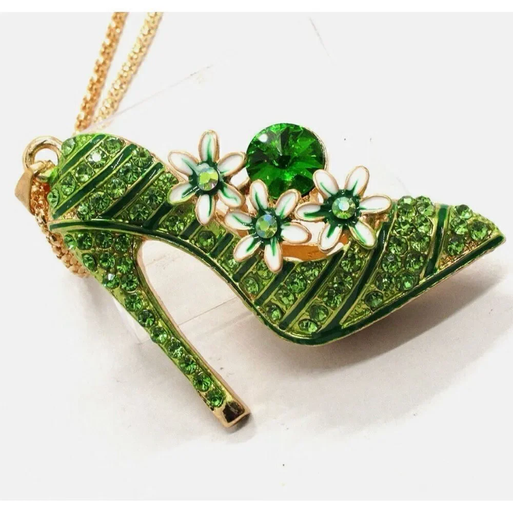 💚 Betsey Johnson stunning lime crystal embellished high heel pendant necklace 💚